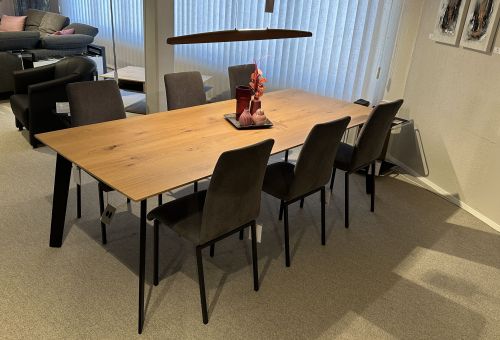 Esstisch «Linar» aus massiver Asteiche mit 6 Stühlen von «Sitzplatz.ch»