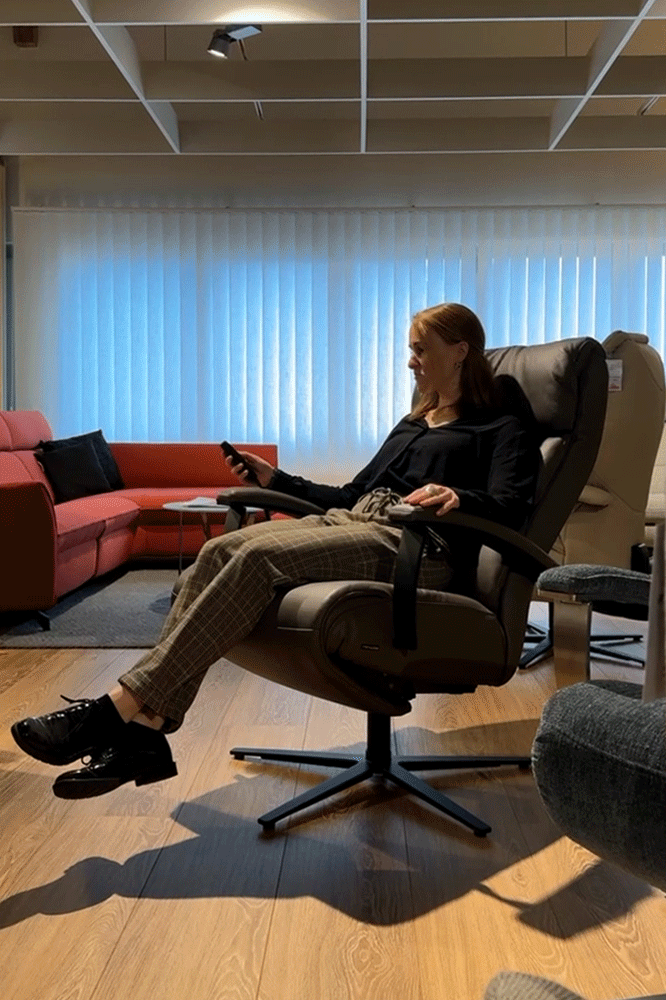 Ein GIF zeigt, wie eine Frau verschiedene Funktionen eines Relaxsessels testet.