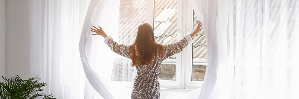 Massgefertigte Vorhänge aus hochwertigen Stoffen, erhältlich von transparent bis blickdicht.