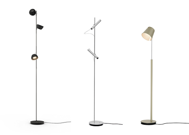 Ein Vater auf einem Sofa liest seinem Sohn aus einem Buch vor. Eine Stehlampe von Baltensweiler spendet geeignetes Leselicht.