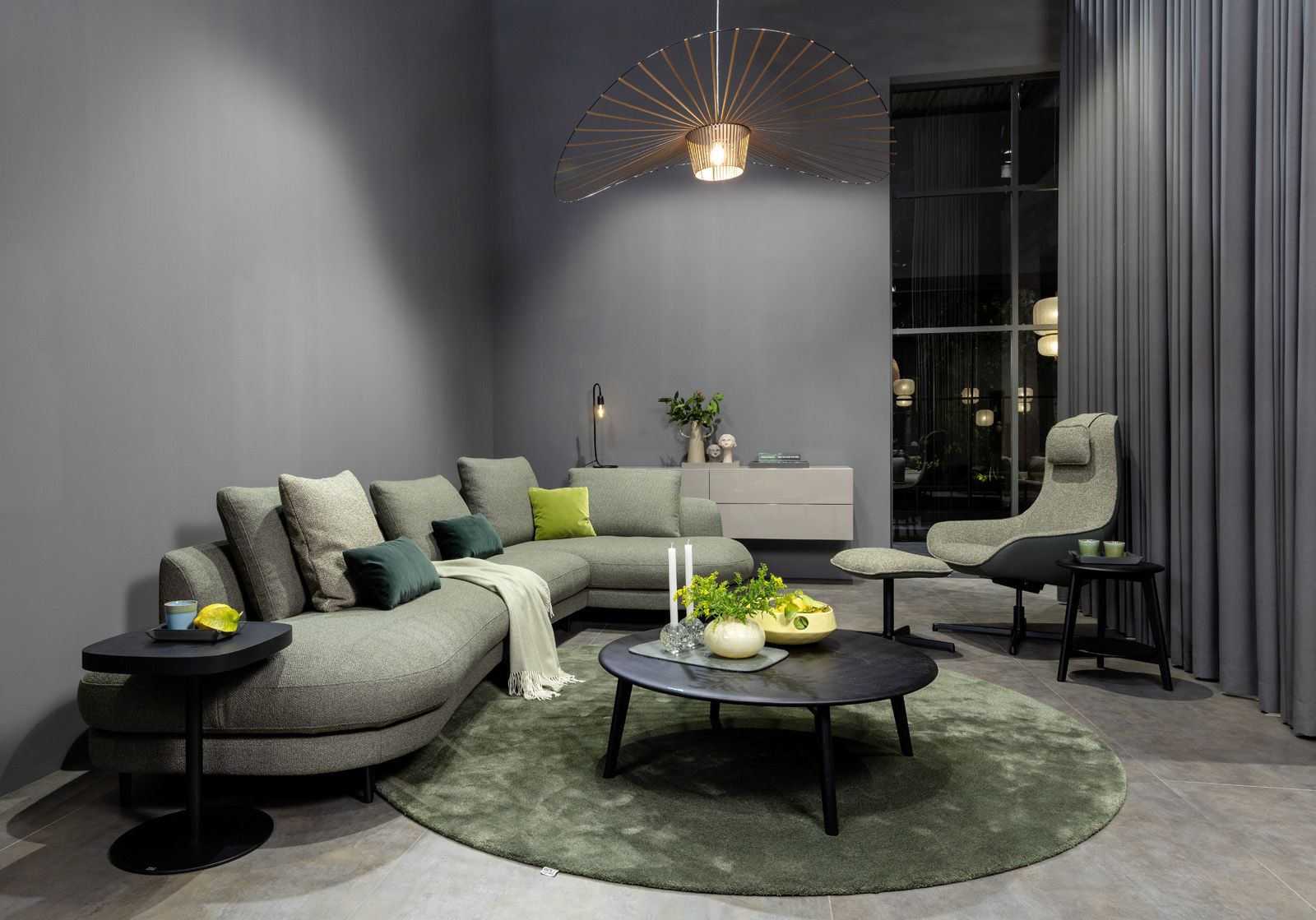 Sofa Kumo von Rolf Benz in einem hellen grünton in einem gemütlichen Wohnzimmer.