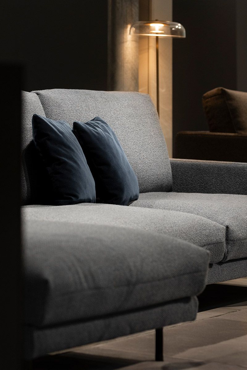 Sofa Kaia von Rolf Benz in einer Nahaufnahme. Das Bild zeigt die Struktur des Stoffes und vermittelt ein ästhetischen Eindruck.