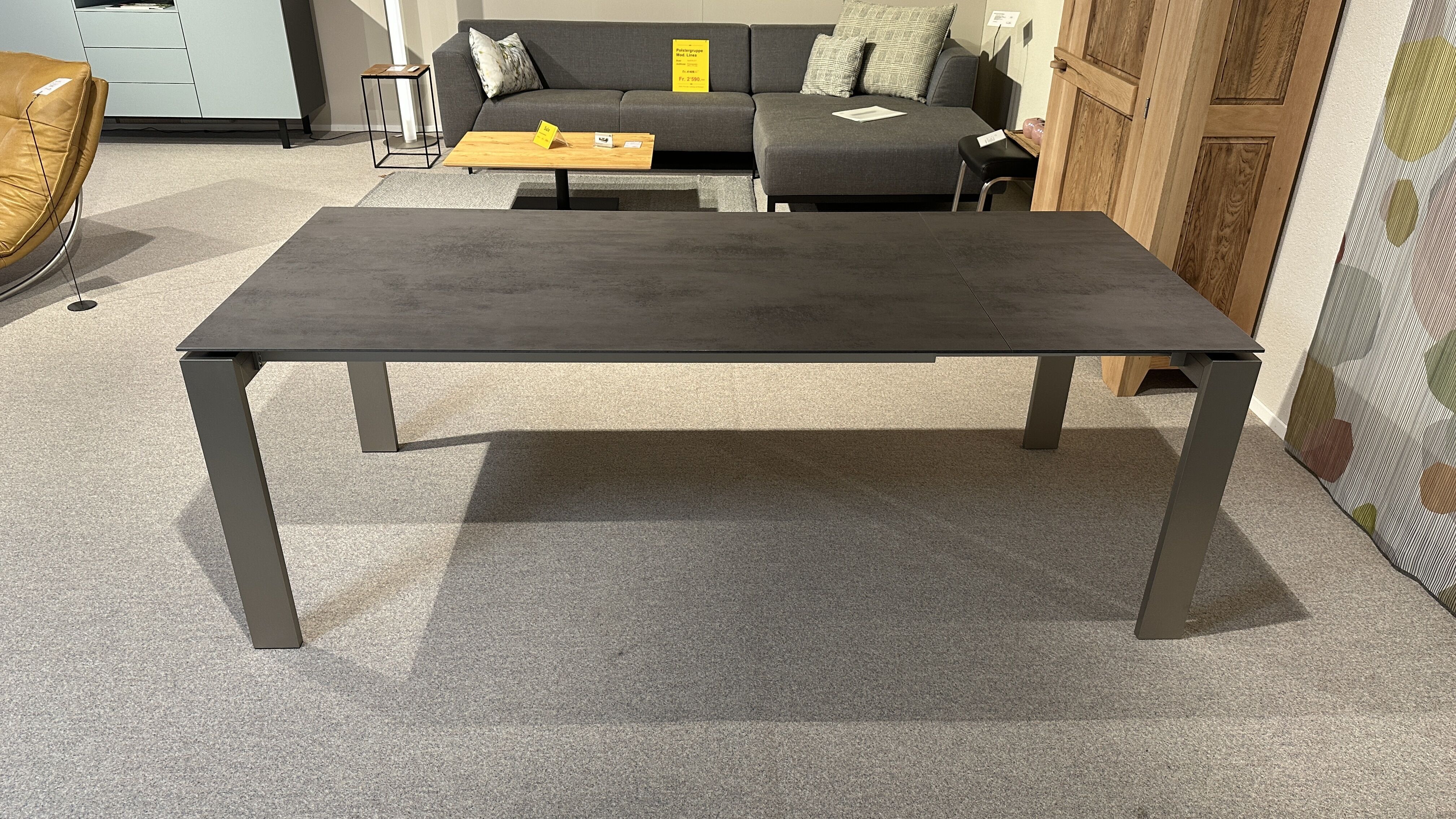 Auszugstisch von «Sitzplatz.ch» aus HPL schiefergrau