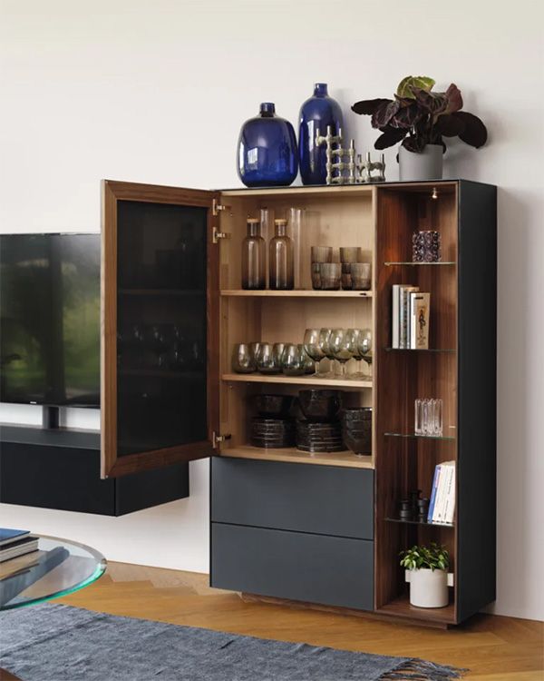 Wohnwand Cubus Pure von Team7 in einem Wohnzimmer