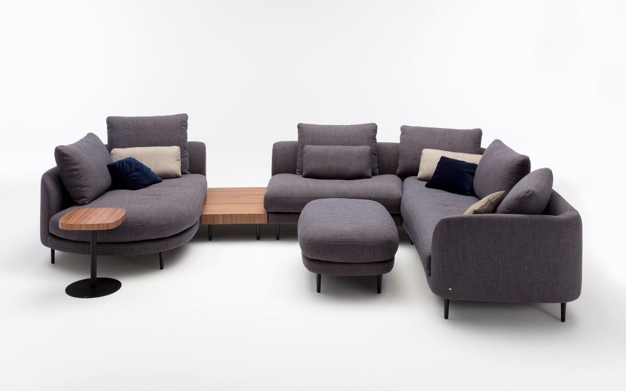 Sofa Kumo von Rolf Benz in einem hellen grauton in einem gemütlichen Wohnzimmer.