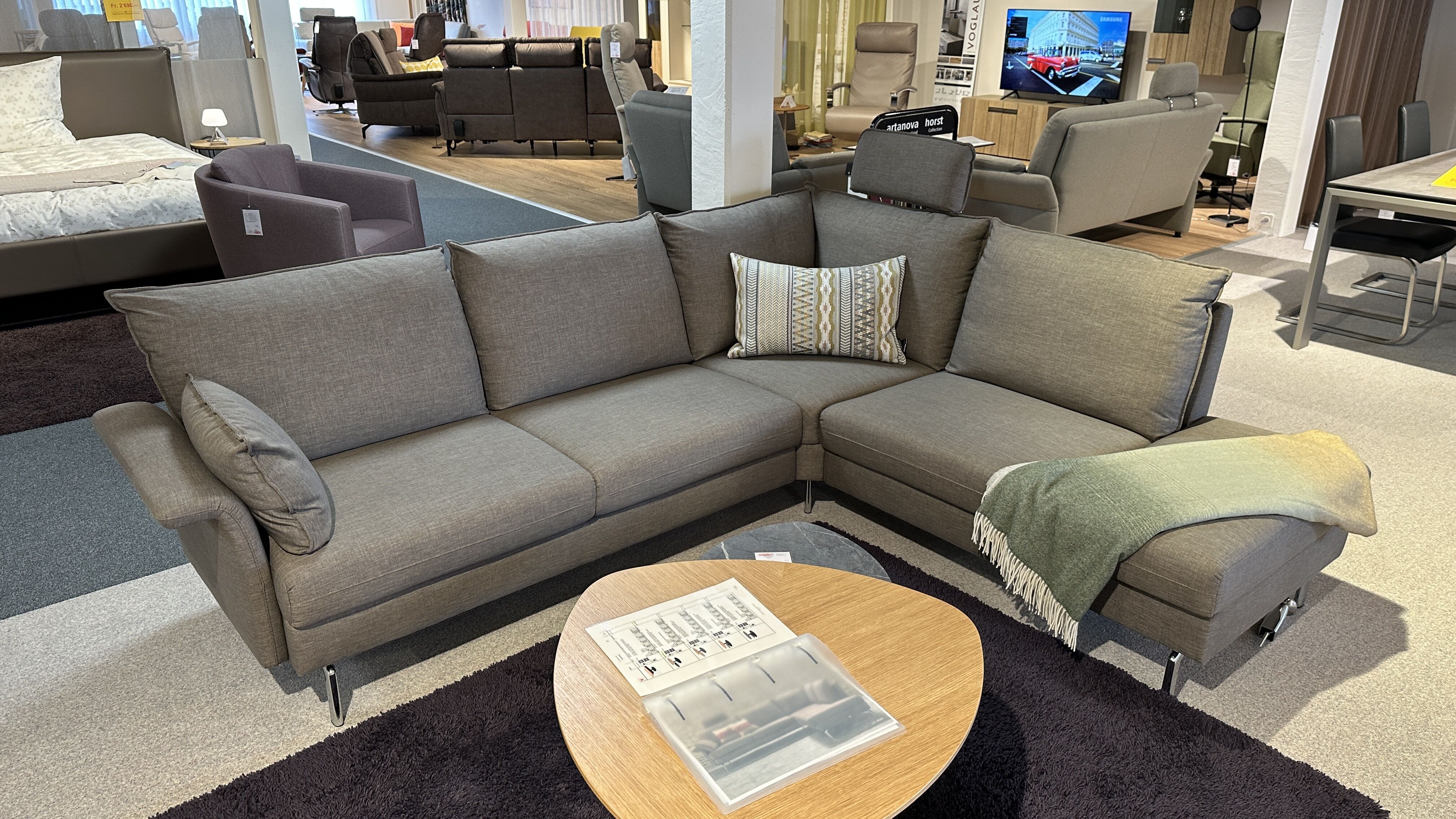 Moderne Eckpolstergruppe in Stoff