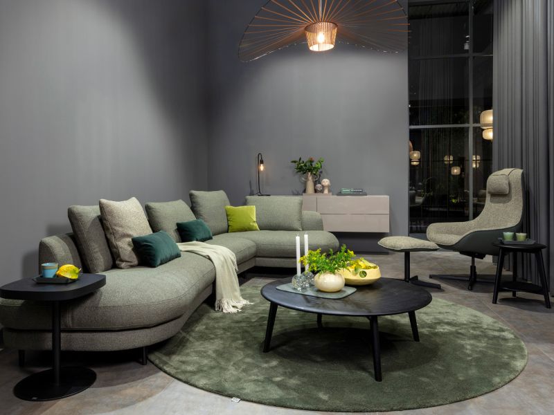 Sofa Kumo von Rolf Benz in einem grünen Stoff