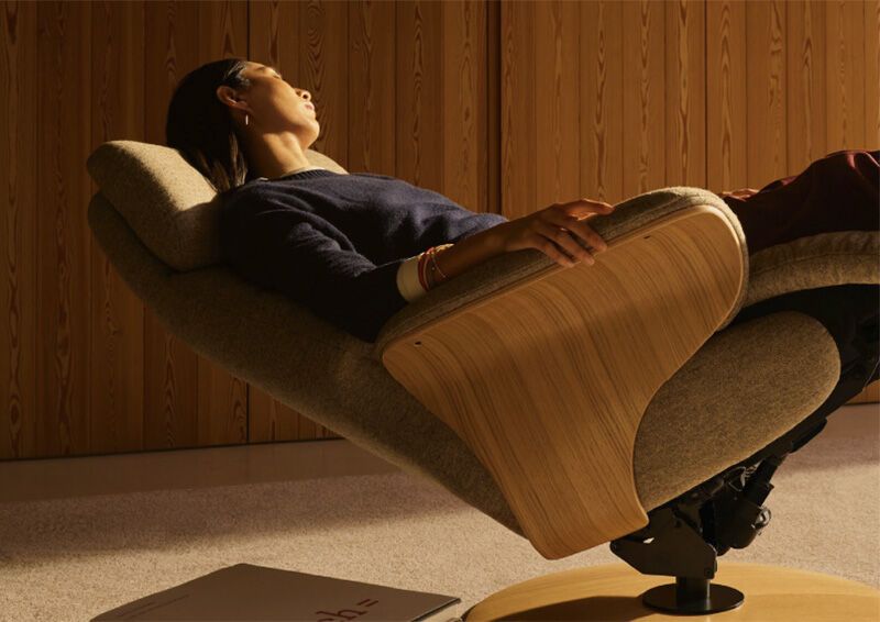 Teaser für Aktuell-Beitrag: Barrierefreie Möbel. Sessel von Stressless in der Herz-Waage-Position.