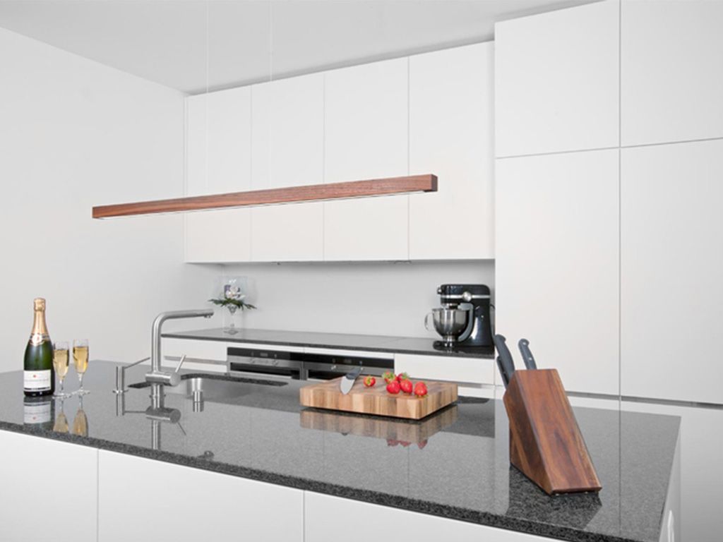 Hängeleuchte Tödi von Stückholz in einer Küche