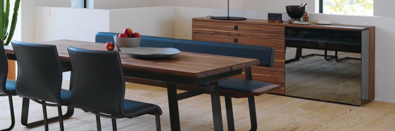 Esstische, Stühle, Betten, Sideboards – Team 7 ist für einzigartige Möbelstücke aus hochwertigem Naturholz bekannt.