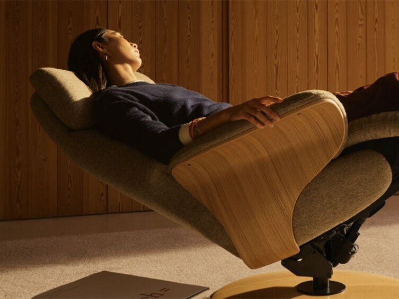 Teaser für Aktuell-Beitrag: Barrierefreie Möbel. Sessel von Stressless in der Herz-Waage-Position.