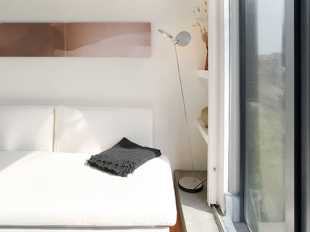 Leuchte OyO S von Baltensweiler in einem Schlafzimmer