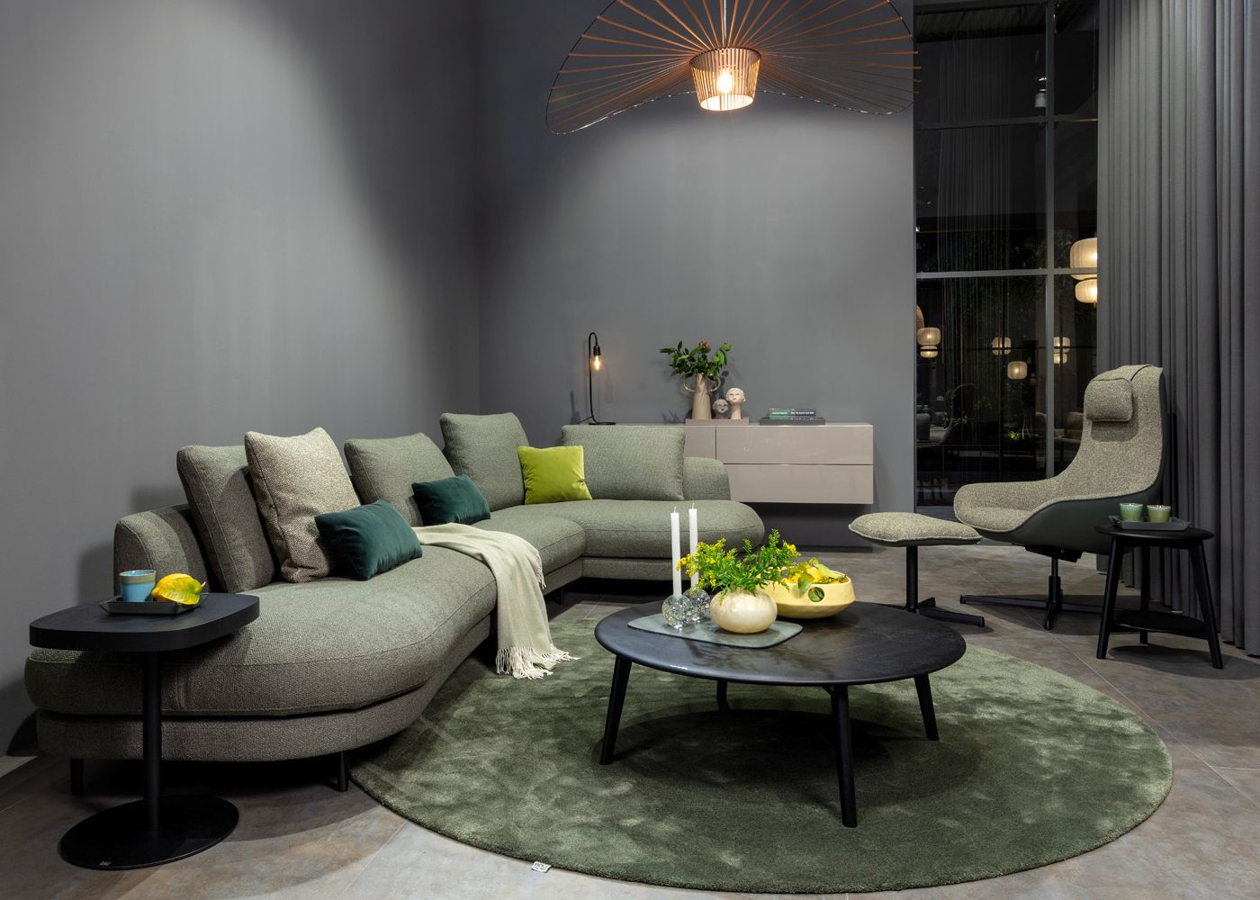 Sofa Kumo von Rolf Benz in einem grünen Stoff