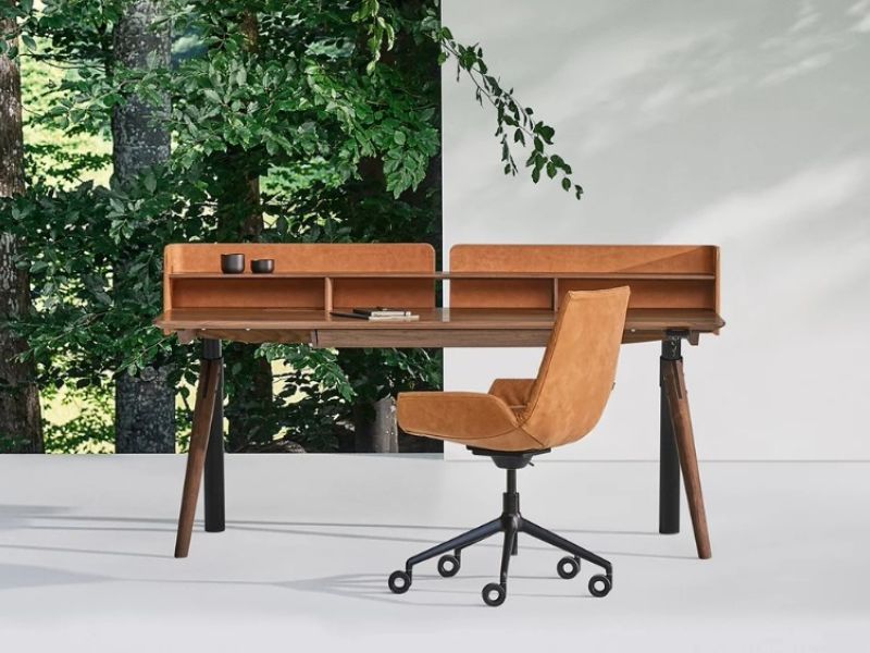 Entdecken Sie neue TEAM 7 Schreibtische, Tische & -Stühle von Bert Plantagie & das Voglauer Schlafzimmer V-Lacera. Jetzt Neuheiten 2026 in Spiez erleben.